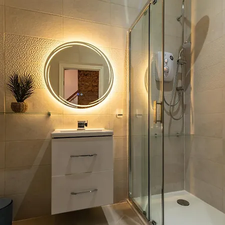 1 Bed Flat, Perfect For Exploring * Bradford (West Yorkshire)